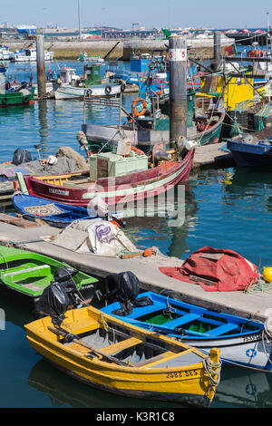 Il porto e le colorate barche da pesca su un giorno di estate Setubal in Portogallo Europa Foto Stock