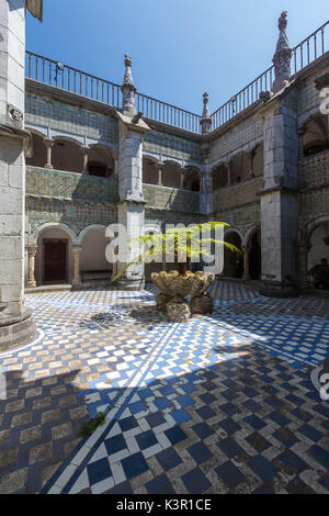 I colori e la decorazione del castello romanticist Palácio da Pena São Pedro de Penaferrim Sintra distretto di Lisbona Portogallo Europa Foto Stock