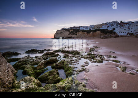 Tramonto sul borgo arroccato su un promontorio che si affaccia sulla spiaggia di Carvoeiro Algarve Lagoa distretto di Faro portogallo Europa Foto Stock