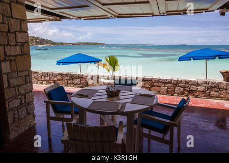 Vista del mare turchino dei Caraibi da un tavolo da pranzo di un resort Long Bay Antigua e Barbuda Leeward Islands West Indies Foto Stock