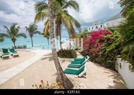 Lettini e palme che si affaccia sul Mare dei Caraibi Ffryes Beach le roccie Antigua e Barbuda Isola sottovento West Indies Foto Stock