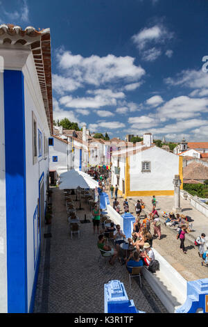 Vista della città fortificata di Obidos e turisti nei suoi vicoli tipici Oeste Distretto Leiria Portogallo Europa Foto Stock