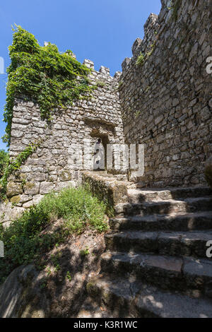 Le antiche mura del medievale Castelo dos Mouros Sintra comune del distretto di Lisbona Portogallo Europa Foto Stock