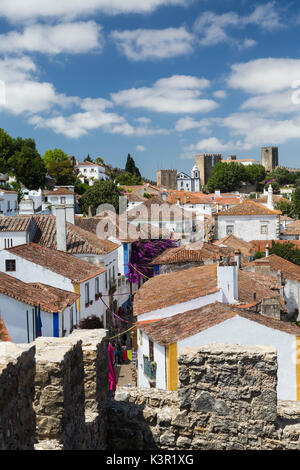 Vista della città fortificata di Obidos originato in un inizio di insediamento romano Oeste Distretto Leiria Portogallo Europa Foto Stock