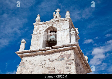 Vista sulla chiesa antica torre di Guallatire all'interno della riserva nazionale Las Vicunas Cile. America del Sud Foto Stock