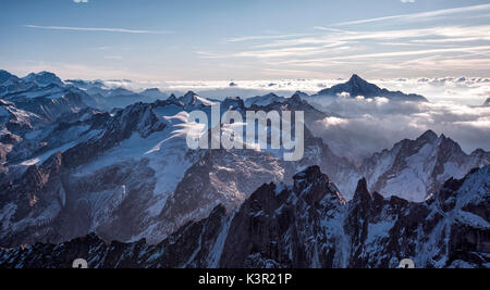 Vista aerea del Sciore mountain range e il Monte Disgrazia. Val Bregaglia e Val Masino. Frontiera Svizzera Italia Europa Foto Stock