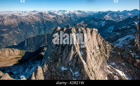 Vista aerea del Piz Badile situato tra Masino e Val Bregaglia frontiere Italia Svizzera Europa Foto Stock