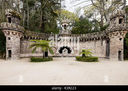 L'antico portale dei guardiani presso il padiglione centrale della Quinta da Regaleira station wagon Sintra Portogallo Europa proprietà Foto Stock