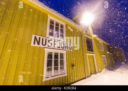 Un blizzard colpisce il villaggio di pescatori di Nusfjord al crepuscolo e Isole Lofoten Nordland County Norvegia Europa Foto Stock