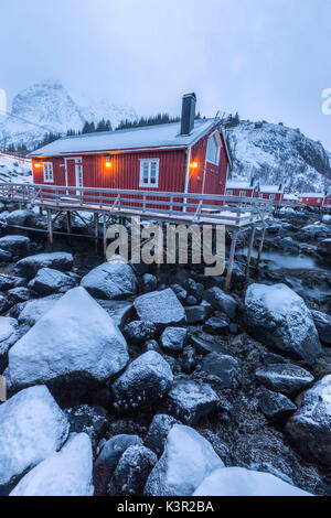 Tipiche case di pescatori chiamato rorbu nel paesaggio innevato al crepuscolo Nusfjord Nordland County Isole Lofoten in Norvegia Europa Foto Stock