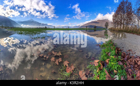 Vista panoramica del Pian di Spagna allagata con il Monte Legnone riflessi nell'acqua Valtellina Lombardia Italia Europa Foto Stock