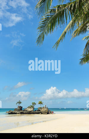 Il Boracay,filippine - dic 20,2016:spiaggia scenario in Boracay Island,sfondo con il willy rock che è il simbolo più famoso di boracay,Philip Foto Stock