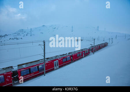 Bernina Express al Passo Bernina del Cantone dei Grigioni Svizzera Europa Foto Stock