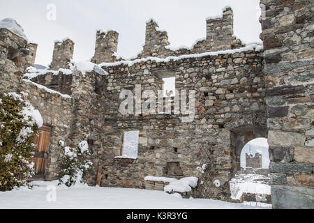 L'interno di Castel Grumello d'inverno. Montagna in Valtellina Valtellina, Lombardia, Italia Europa Foto Stock