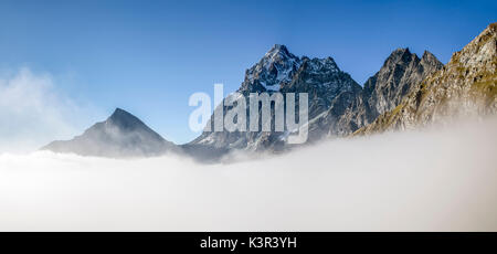 Nuvole vicino al Monviso. Lago Superiore, Cozian Alpi, Piemonte, Italia. Europa Foto Stock