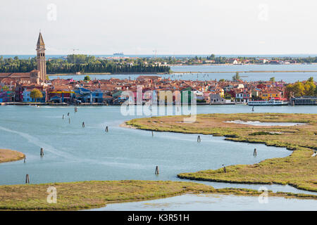 Vista delle tipiche case colorate e di edifici storici di isola di Burano da Torcello Venezia Veneto Italia Europa Foto Stock