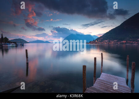 Poco dopo il tramonto, Peschiera Maraglio provincia di Brescia, Montisola, borghi più belli d'Italia Foto Stock