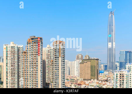 Lo skyline di Shenzhen con la KK100, il secondo edificio più alto della città, su sfondo, Cina Foto Stock