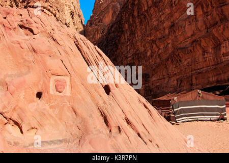 Intaglio di Lawrence d'Arabia nel Wadi Rum desert, Giordania Foto Stock