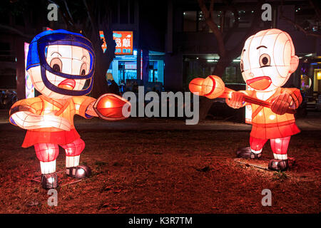 Kaohsiung, Taiwan. Lanterna di carta presso il fiume amante di Kaohsiung, Taiwan, per celebrare il nuovo anno cinese. Il Capodanno cinese è un importante festival cinese ha celebrato presso la volta del calendario cinese. In Cina, è anche noto come il Festival di Primavera, la traduzione letterale del moderno nome cinese. Foto Stock