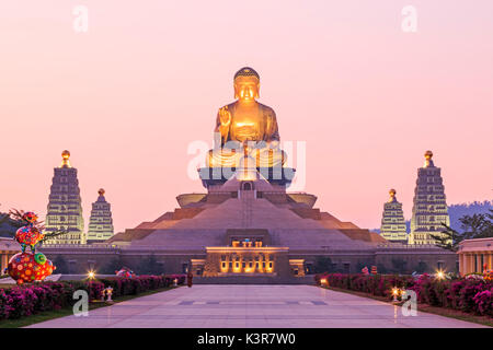 Kaohsiung, Taiwan. Tramonto a Fo Guang Shan, il più grande tempio buddist di Kaohsiung di Taiwan, con un monaco buddista passeggiando a. Foto Stock