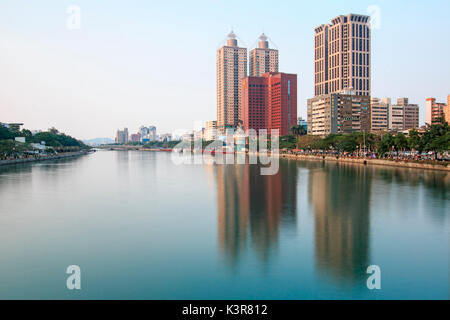 Kaohsiung, Taiwan. Vista panoramica del fiume dell'amore di Kaohsiung dal ponte sulla strada Wufu Foto Stock