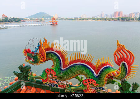 Dettaglio del drago a Dragon e Tiger pagode di Lotus Pond, Kaohsiung, Taiwan Foto Stock