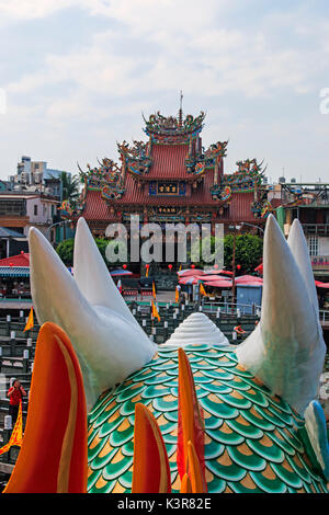 Dettaglio del drago a Dragon e Tiger pagode di Lotus Pond, Kaohsiung, Taiwan Foto Stock