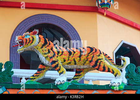 Dettaglio della tigre a Dragon e Tiger pagode di Lotus Pond, Kaohsiung Foto Stock