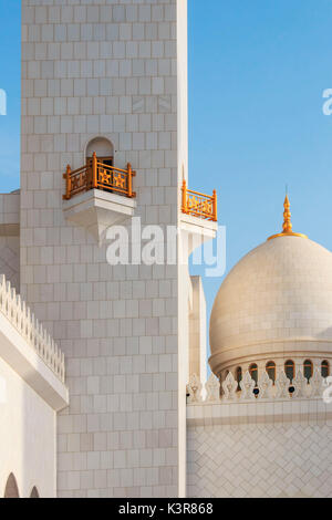 Abu Dhabi, negli Emirati Arabi Uniti. Le cupole della Sheikh Zayed grande moschea al tramonto Foto Stock