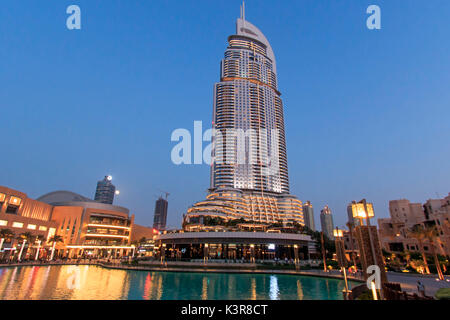 Vista notturna del centro commerciale di Dubai il più grande del mondo di shopping mall situato in Burj Khalifa, Emirati Arabi Uniti Foto Stock