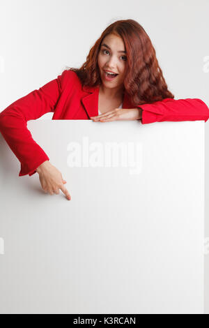 Imprenditrice che mostra cartello, studio su sfondo bianco. Foto Stock