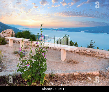 Vista dalla zona di osservazione sul tramonto sul mare e le isole Croate (vicino a Viganj village, penisola di Sabbioncello, Croazia) Foto Stock