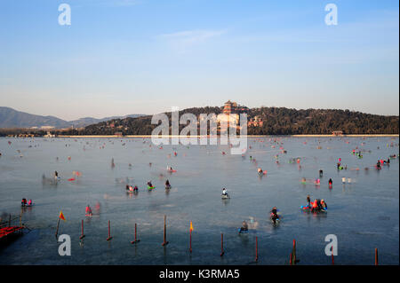 L'estate palazzo d'inverno,Lago Kunming è stata congelata,persone giocare sul ghiaccio. Foto Stock