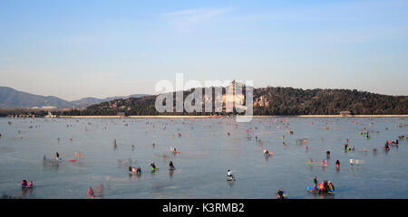 L'Estate Palazzo d'inverno,Lago Kunming è stata congelata,persone giocare sul ghiaccio. Foto Stock