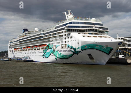 La nave da crociera Jade norvegese si trova nel porto di Amburgo. Foto Stock