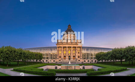 Bayerische Staatskanzlei bavarese, Cancelleria di Stato alla sera, giardino Hofgarten, Monaco di Baviera, Germania, Europa Foto Stock