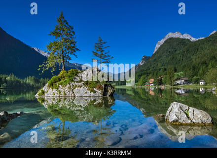 Vista del lago Hintersee vicino a Ramsau nel Parco Nazionale di Berchtesgaden, Baviera, Baviera, Germania, Europa Foto Stock