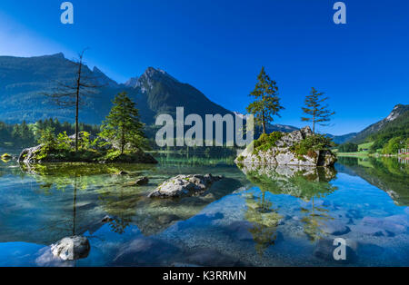 Vista del lago Hintersee vicino a Ramsau nel Parco Nazionale di Berchtesgaden, Baviera, Baviera, Germania, Europa Foto Stock