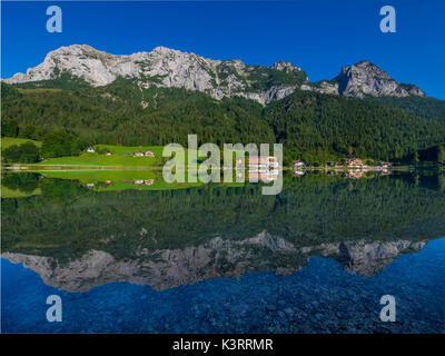 Vista del lago Hintersee vicino a Ramsau nel Parco Nazionale di Berchtesgaden, Baviera, Baviera, Germania, Europa Foto Stock