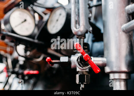 Il vecchio treno a vapore cabine, valvole, caldaia, tubi closeup, nessuno. Locomotiva Vintage interno della cabina Foto Stock