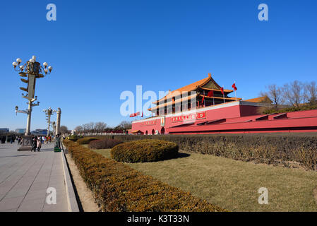 Pechino, Cina - feb 1,2016: tienanmen cancello sotto il cielo blu.Il testo sulla scheda si traducono in inglese è "Viva la repubblica popolare di Cina,un Foto Stock