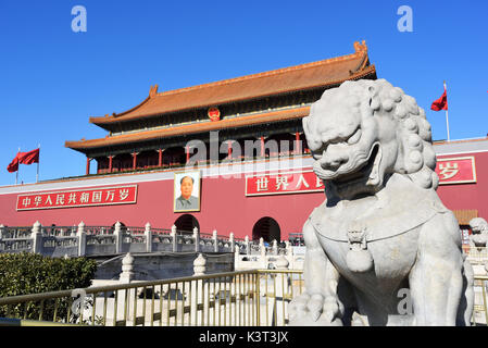 Pechino, Cina - feb 1,2016: tienanmen cancello sotto il cielo blu.Il testo sulla scheda si traducono in inglese è "Viva la repubblica popolare di Cina,un Foto Stock