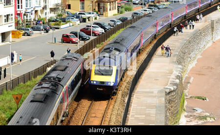 Treni ad alta velocità che passano a Dawlish, South Devon. Foto Stock