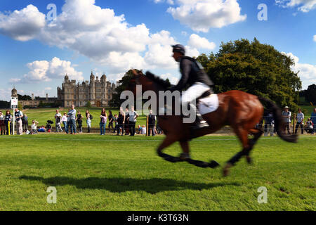 Un cielo azzurro e sole durante la cross-country stage presso la Land Rover Burghley Horse Trials il giorno tre dei 3 giorni della manifestazione presso Burghley House di Stamford, Lincolnshire il 2 settembre 2017. Foto Stock