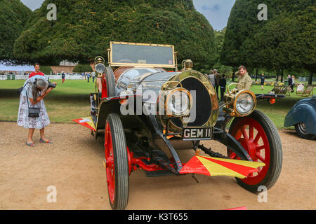 Londra Regno Unito. Il 3 settembre 2017. una collezione di rari classic vintage autovetture provenienti da tutto il mondo sono in esposizione presso il Concours de eleganza per motivi di Hampton Court Palace di Londra. Il vincitore del concorso di eleganza è scelto dai proprietari delle vetture stesse in cui ciascun partecipante viene chiesto di votare su tutti gli altri modelli sul display per decidere il migliore modello di auto della mostra ". Credito: amer ghazzal/alamy live news Foto Stock