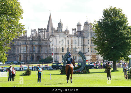 Zara Tindall sull Alta unito all'inizio prima che ella cadde all'allevamento di trote recinzione al Land Rover Burghley Horse Trials il giorno tre dei 3 giorni della manifestazione presso Burghley House di Stamford, Lincolnshire il 2 settembre 2017. Foto Stock