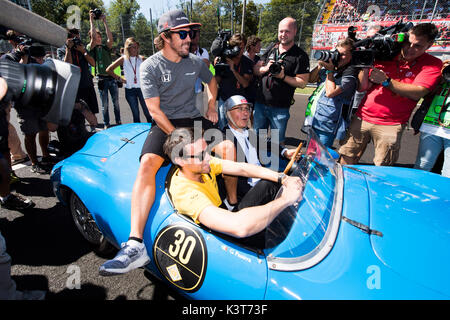 Monza, Italia. Il 3 settembre, 2017. Fernando Alonso (ESP, McLaren) e Jolyon Palmer (GBR, Renault) durante il Gran Premio di Italia di F1 a Autodromo Nazionale di Monza il 3 settembre 2017 a Monza, Italia. Foto di HZ/Pixathlon/phcimages.com/Alamy Live News Foto Stock