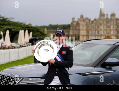 Il 3 settembre 2017. Oliver townend (GBR) pone con land rover trofeo perpetuo dopo ballaghmor equitazione classe per vincere il 2017 land rover burghley Horse Trials, Stamford, Regno Unito. jonathan clarke/alamy live news Foto Stock