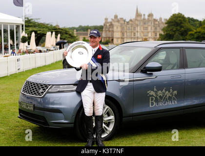 Il 3 settembre 2017. Oliver townend (GBR) pone con land rover trofeo perpetuo dopo ballaghmor equitazione classe per vincere il 2017 land rover burghley Horse Trials, Stamford, Regno Unito. jonathan clarke/alamy live news Foto Stock